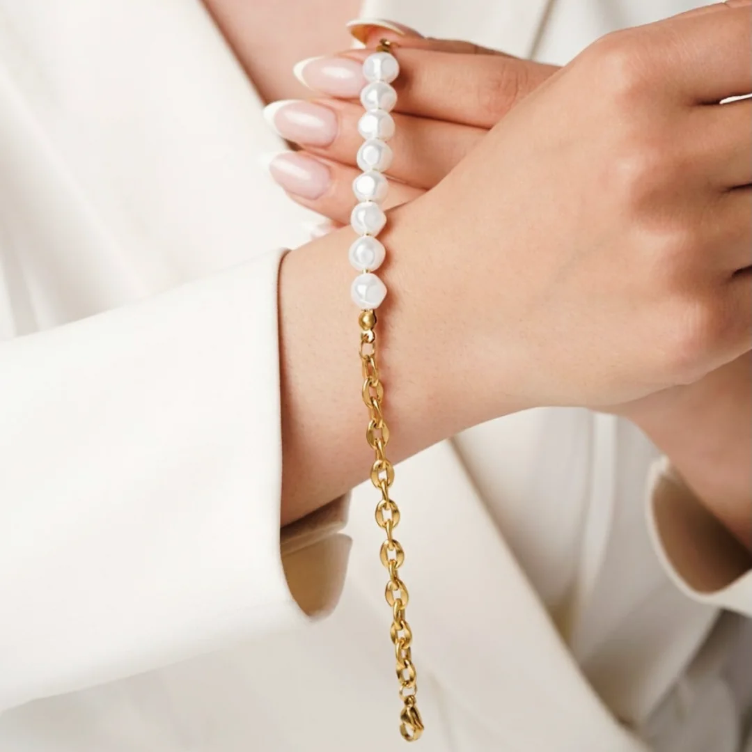 دستبند مروارید نشان همراه با زنجیر طلایی رنگ