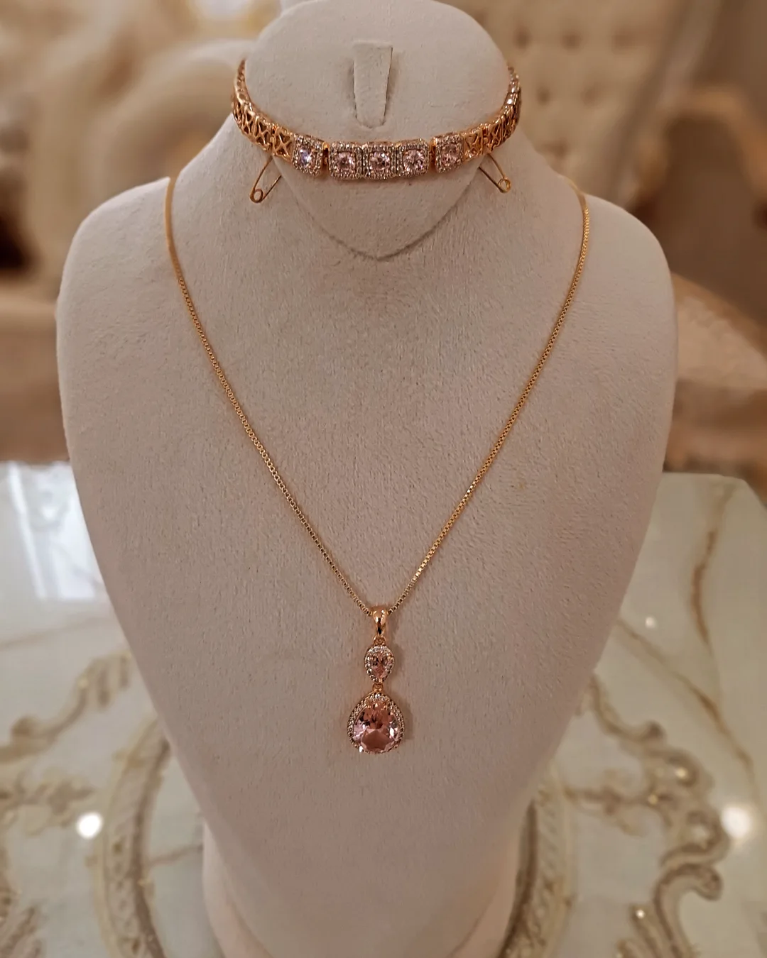 نیم سرویس گردن آویز و دستبند جواهر نشان صورتی