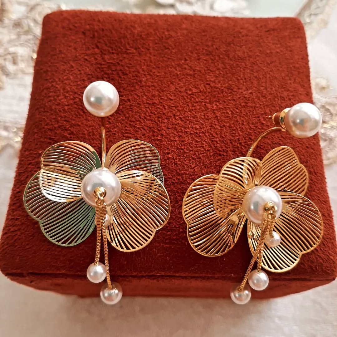 گوشواره زینتی با آویز مرواریدی