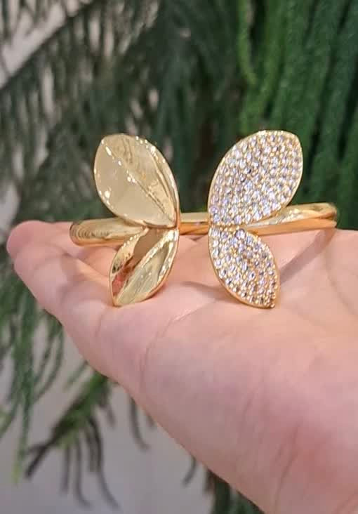 بنگل النگویی💫 رادیوم طلایی آبکاری شده 🌠 بسیار با کیفیت 💛 ضد حساسیت و رنگ ثابت✨تضمین کیفیت تا همیشه 🏹 فقط یک نقطه زدگی بسیار کوچک به رنگ سفید در حین باربری درناحیه داخلی النگو به وجود آمده است که اصلا در ظاهر بنگل دیده نمیشود 🍁 مارک شرکت: ysx و ارسال به تمام نقاط کشور وجوددارد🚚🥰👏 🚚🤗