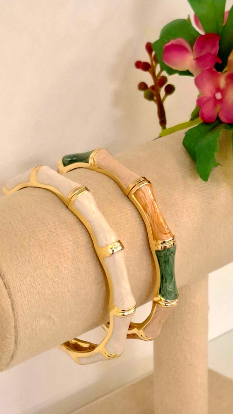 ✨ دستبند النگویی میناکاری شده تم طلایی و سبز رنگ 💚💛 دارای درجه کیفی بسیار بالا، جنس محصول از استیل طلایی براق و هنر مینا کاری ایرانی ✨💚💛 این دستبند قفلی می باشد و مناسب سایز دور مچ 15.5 تا 17 سانتی متر هست. 😊✨💚💛