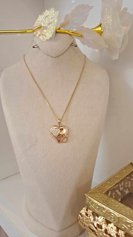 🌺 گردن آویز خوشگل امروز مون🥰: ژوپینگ اصل + زنجیر اصل همراه با آلیاژ مسی ✨😍 مهربان با پوست زیبای شما🌺 درجه کیفیت: عالیه عالی 💯 ارسال داریم به سراسر کشور زیبامون 🚚🤗