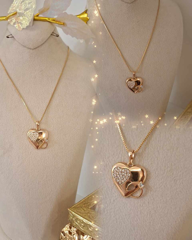 🌺 گردن آویز خوشگل امروز مون🥰: ژوپینگ اصل + زنجیر اصل همراه با آلیاژ مسی ✨😍 مهربان با پوست زیبای شما🌺 درجه کیفیت: عالیه عالی 💯 ارسال داریم به سراسر کشور زیبامون 🚚🤗