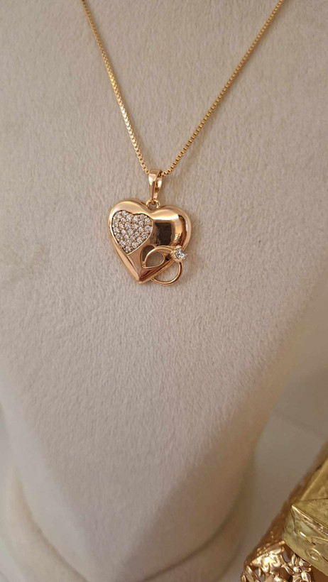 🌺 گردن آویز خوشگل امروز مون🥰: ژوپینگ اصل + زنجیر اصل همراه با آلیاژ مسی ✨😍 مهربان با پوست زیبای شما🌺 درجه کیفیت: عالیه عالی 💯 ارسال داریم به سراسر کشور زیبامون 🚚🤗