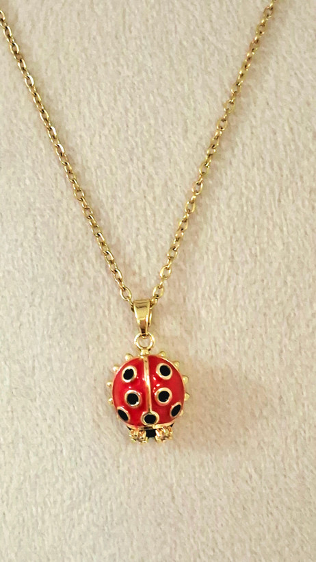 این هم از گردن آویز طرح کفشدوزکی مون 🐞 مینیمال و ریزه میزه است. این گردن آویز متحرک بوده و سطح بالای گردن بند روی سطح زیرین خودش می چرخه 💫 سطح کیفی بالایی داره و مهربان با پوست شماست 🌺 ارسال این گردن آویز زیبا به سراسر نقاط کشور عزیزمان، ایران 🚚 قیمت مناسب و بسیار خوش پوش هست. تعدادش محدوده، همین الان ثبت سفارش کن🎁