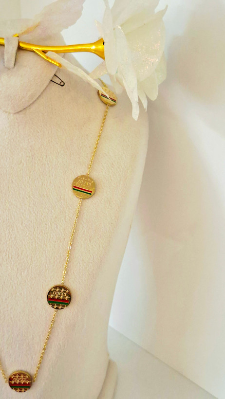 ✨ گردن آویز رو مانتویی،با طول زنجیر بسیار بلند، طرح گوچی، مناسب استفاده روزانه و همچنین مجالس و مهمانی ها 🥰 درجه کیفی محصول: بالا بوده و مهربان با پوست شماست 🌺گردنبندکاملا تضمینی است. ارسال داریم به سراسر نقاط ایران خوبمون 🚚 به محض ثبت سفارش،در اولین روز کاری ارسال انجام خواهد شد🎁