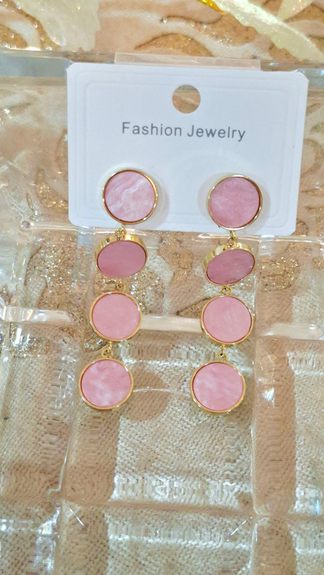 🩷 گوشواره بسیار ملیح و صورتی رنگ🩷 جنس گوشواره از جنس استیل ضد زنگ✨ طلایی رنگ✨ بوده.رنگ ثابت بوده 👌💕و ضد حساسیت می باشد 🎉 مثل همیشه ارسال داریم🚚 به سراسر کشورعزیزمان 🇮🇷