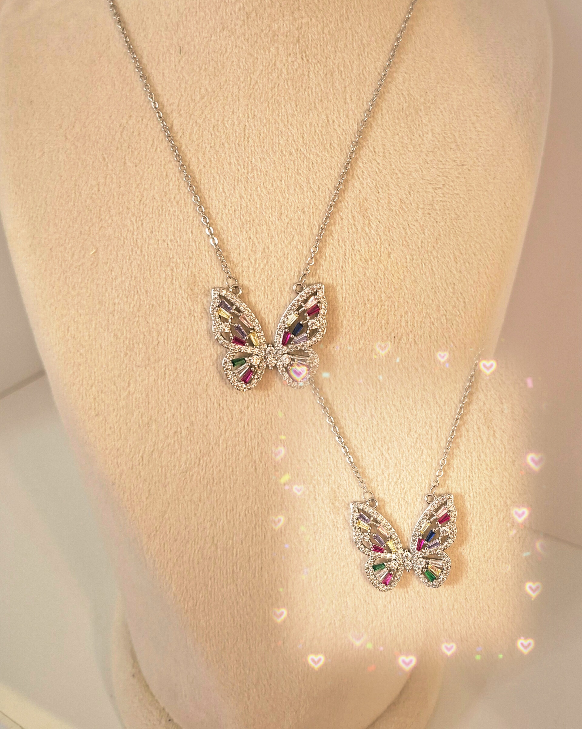 🦋 گردن آویز طرح پروانه ای زیبا 🦋 با جنس بسیار عالی 🌺 تمام جواهر نشان، با رنگبندی بسیار ملیح و چشمگیر 💐 جنس این محصول از استیل ضد زنگ بوده و بدون حساسیت می باشد👌😍 این محصول تضمینی بوده 💯و ارسال به سراسر نقاط کشور وجود دارد 🚚👏🎉