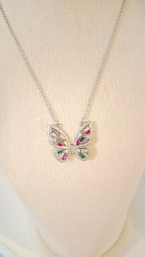 🦋 گردن آویز طرح پروانه ای زیبا 🦋 با جنس بسیار عالی 🌺 تمام جواهر نشان، با رنگبندی بسیار ملیح و چشمگیر 💐 جنس این محصول از استیل ضد زنگ بوده و بدون حساسیت می باشد👌😍 این محصول تضمینی بوده 💯و ارسال به سراسر نقاط کشور وجود دارد 🚚👏🎉
