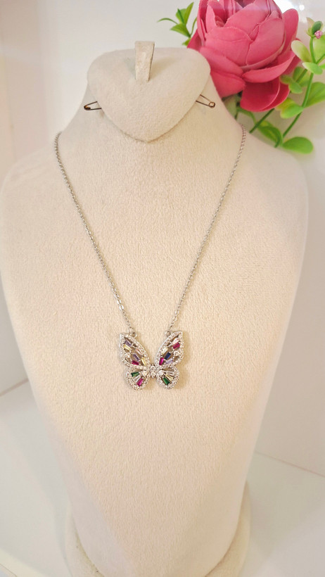 🦋 گردن آویز طرح پروانه ای زیبا 🦋 با جنس بسیار عالی 🌺 تمام جواهر نشان، با رنگبندی بسیار ملیح و چشمگیر 💐 جنس این محصول از استیل ضد زنگ بوده و بدون حساسیت می باشد👌😍 این محصول تضمینی بوده 💯و ارسال به سراسر نقاط کشور وجود دارد 🚚👏🎉