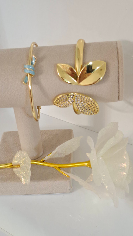 بنگل النگویی💫 رادیوم طلایی آبکاری شده 🌠 بسیار با کیفیت 💛 ضد حساسیت و رنگ ثابت✨تضمین کیفیت تا همیشه 🏹 فقط یک نقطه زدگی بسیار کوچک به رنگ سفید در حین باربری درناحیه داخلی النگو به وجود آمده است که اصلا در ظاهر بنگل دیده نمیشود 🍁 مارک شرکت: ysx و ارسال به تمام نقاط کشور وجوددارد🚚🥰👏 🚚🤗