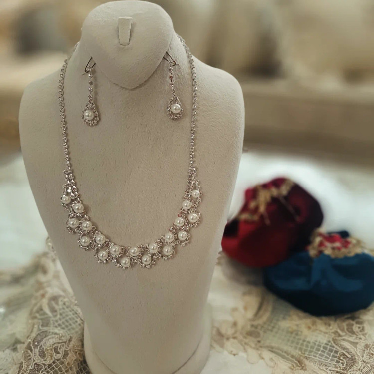 ✨نیم سرویس مجلسی و پر کار، طرح مروارید سفید💫 ، دارای نمای بسیار عالی 🎁 این محصول از نزدیک نمای بسیار عالی و چشمگیری دارد💯😍 این سرویس کاملا مراقبتی بوده و برای استفاده مهمانی و مراسم رسمی استفاده می شود🤗🌹 دخترا؛ ارسال داریم به سراسر نقاط کشور عزیزمان،ایران 🚚🥰