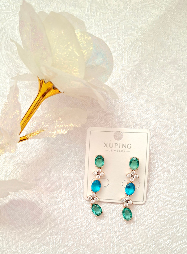 ✨ گوشواره ژوپینگ جواهر نشان اصل، واسه تویی که فقط برند معتبر، استفاده میکنی ✅ 😉 گوشواره جواهر نشان به رنگ سبز زمردی و آبی لاجوردی 💙 شامل سه ردیف جواهر خوش رنگ 🎁 همین حالا ثبت سفارش رو بزن ✅ چون ارسال داریم به همه نقاط کشور عزیزمان 🚚 موجودی محدود است ✨