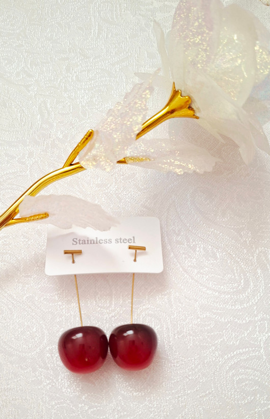 🍒 گوشواره طرح گیلاس. بی نظیر در طرح و رنگ. بسیار با کیفیت و تضمینی، رنگ ثابت، ضد آلرژی ✅ ارسال سریع داریم به سراسر کشور 🚚 همین حالا ثبت سفارش اش کن تا موجودی داره 🍒