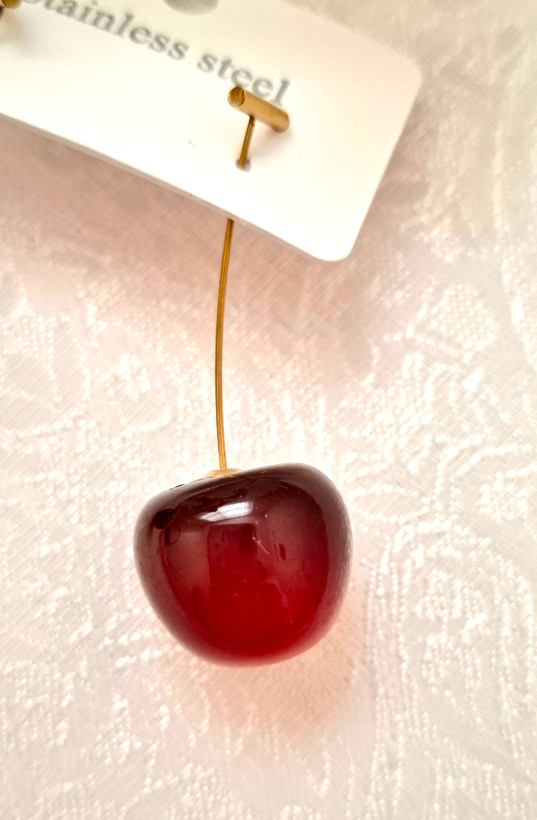 🍒 گوشواره طرح گیلاس. بی نظیر در طرح و رنگ. بسیار با کیفیت و تضمینی، رنگ ثابت، ضد آلرژی ✅ ارسال سریع داریم به سراسر کشور 🚚 همین حالا ثبت سفارش اش کن تا موجودی داره 🍒