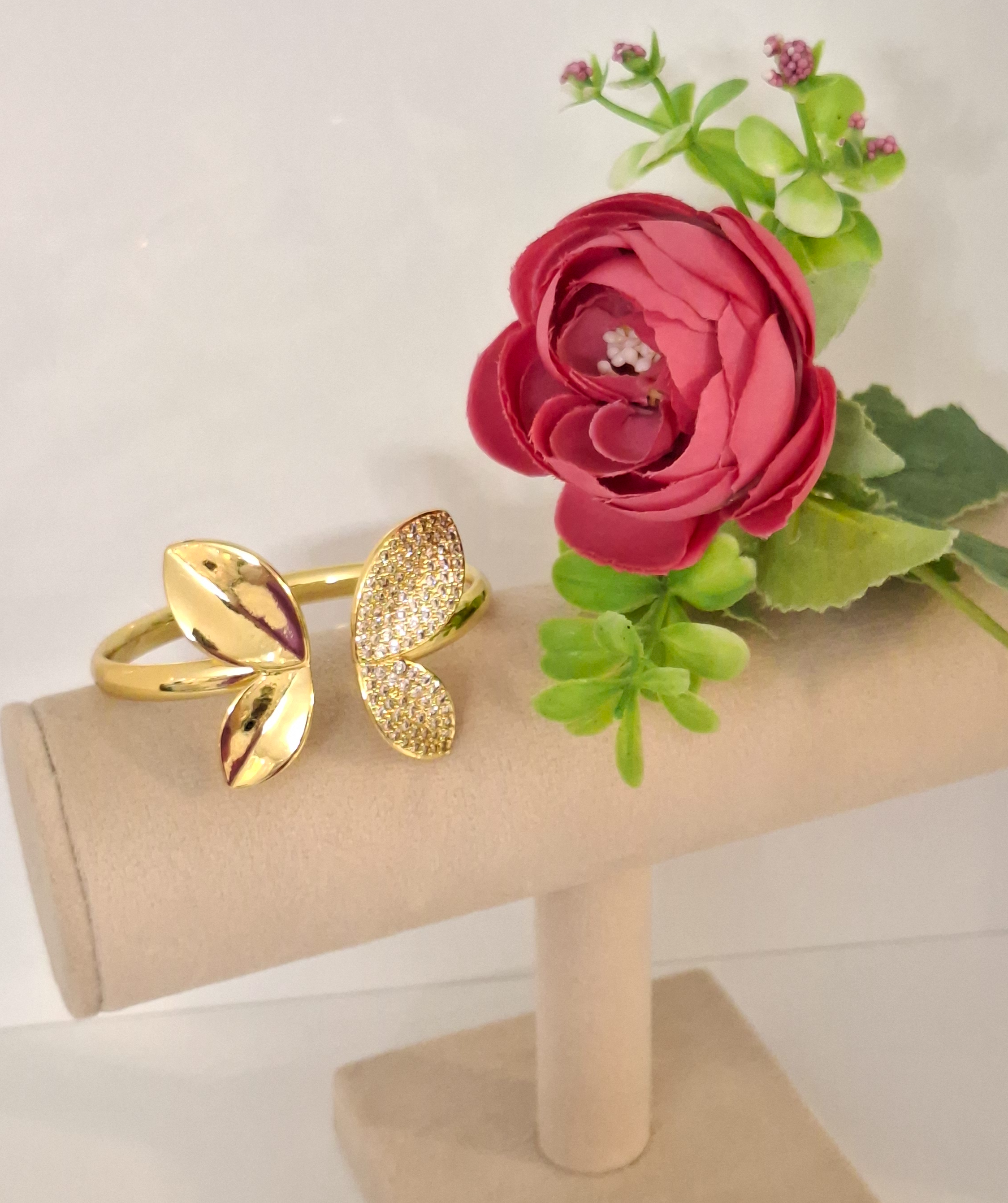 بنگل النگویی💫 رادیوم طلایی آبکاری شده 🌠 بسیار با کیفیت 💛 ضد حساسیت و رنگ ثابت✨تضمین کیفیت تا  همیشه  🏹  فقط یک نقطه زدگی بسیار کوچک به رنگ سفید در حین باربری درناحیه داخلی النگو به وجود آمده است که اصلا در ظاهر بنگل دیده نمیشود 🍁 مارک شرکت: ysx و ارسال به تمام نقاط کشور وجوددارد🚚🥰👏 🚚🤗